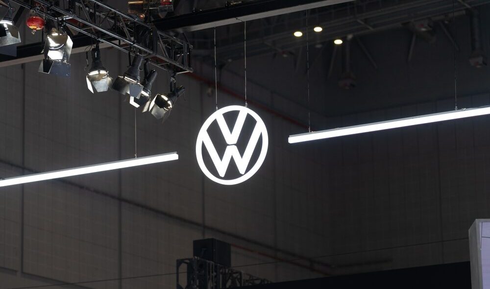 Logo Volkswagen su un'auto in India
