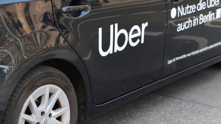 Dibattito sui robotaxi tra Uber e Waymo
