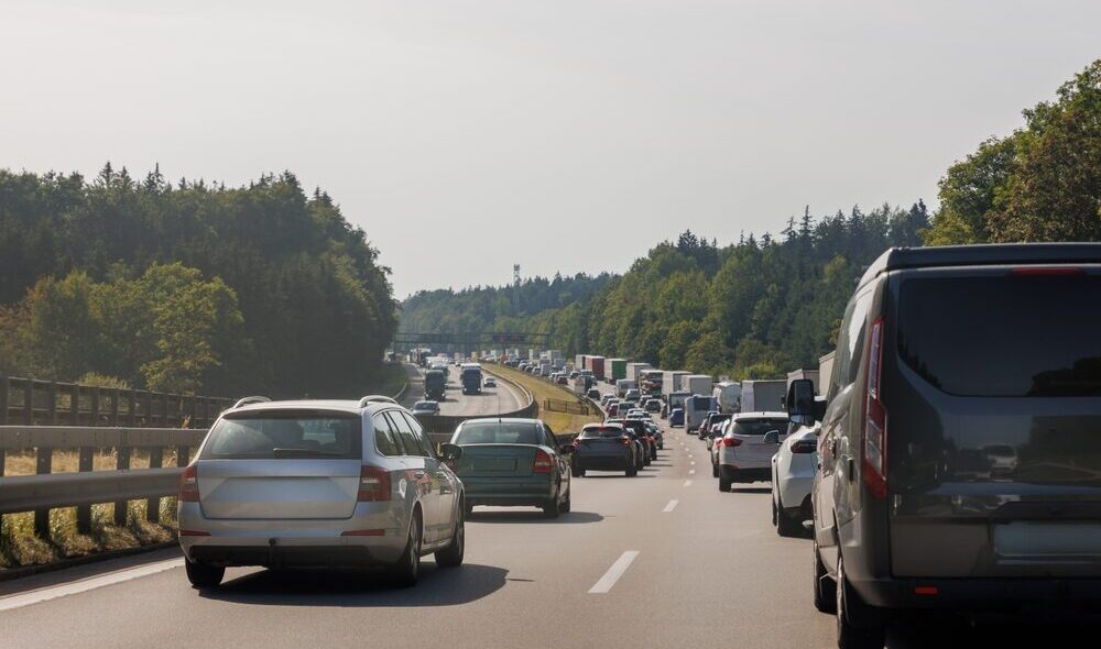 Traffico intenso in autostrada durante l'esodo estivo