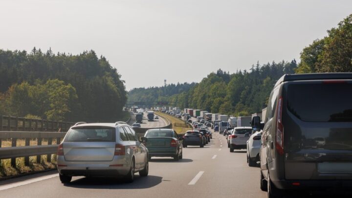 Traffico intenso in autostrada durante l'esodo estivo