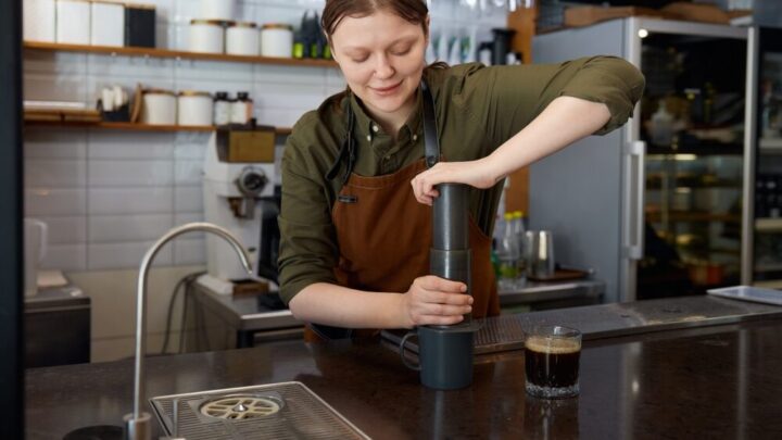 AeroPress Premium Walnut Brewer e macinacaffè manuale