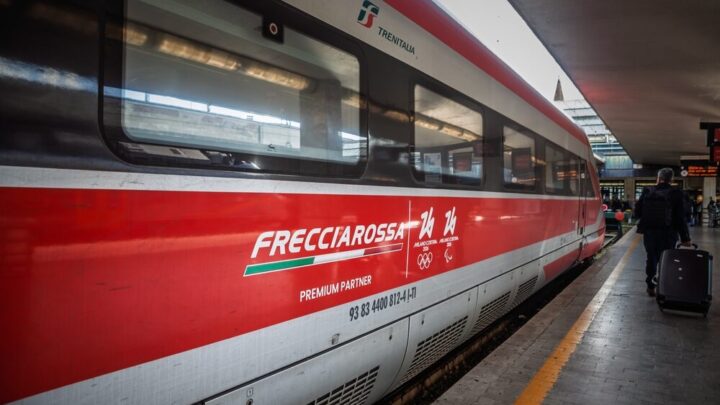 Treno regionale Trenitalia in movimento